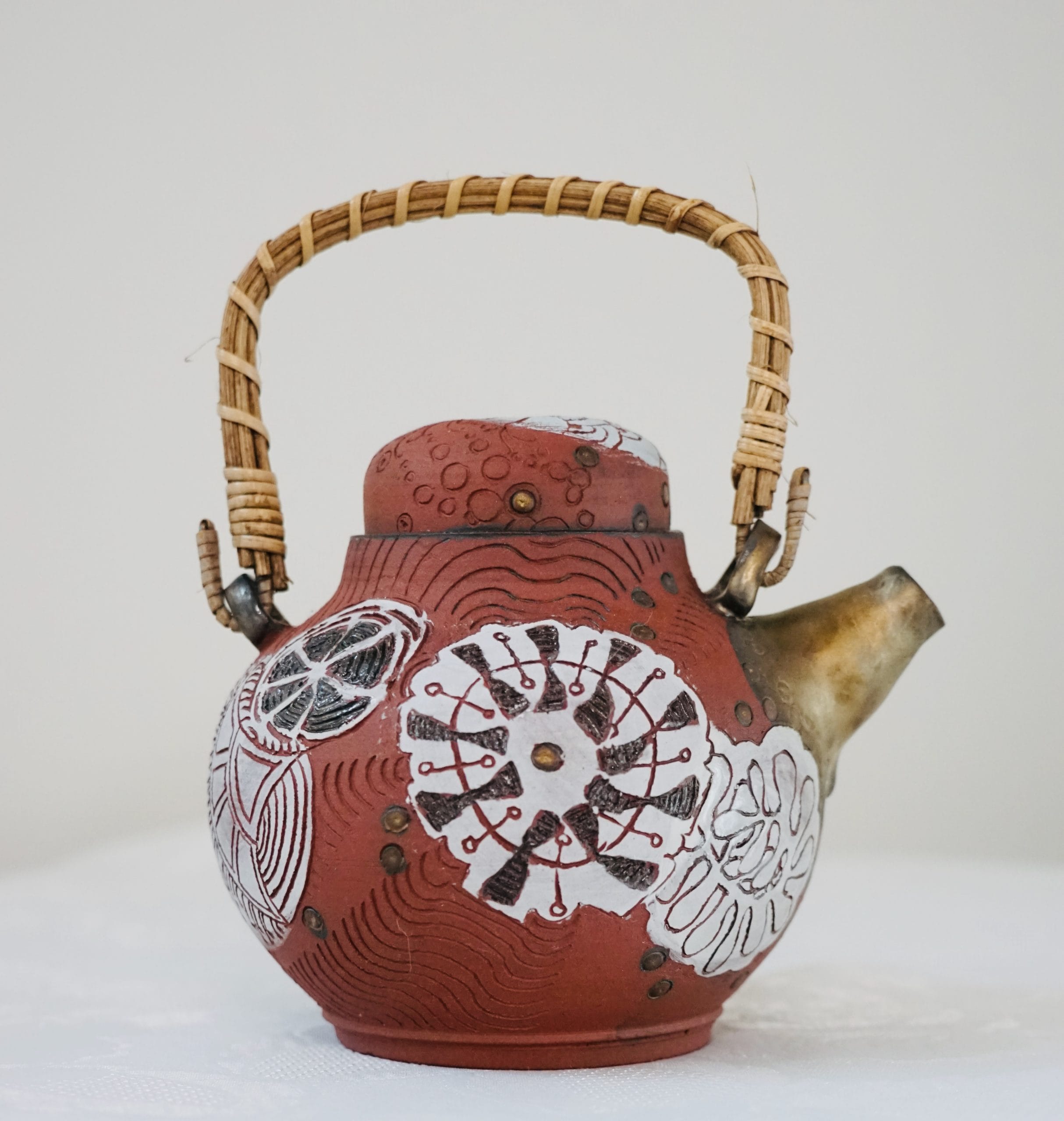 Théière artisanale en grès rouge avec sa anse en osier