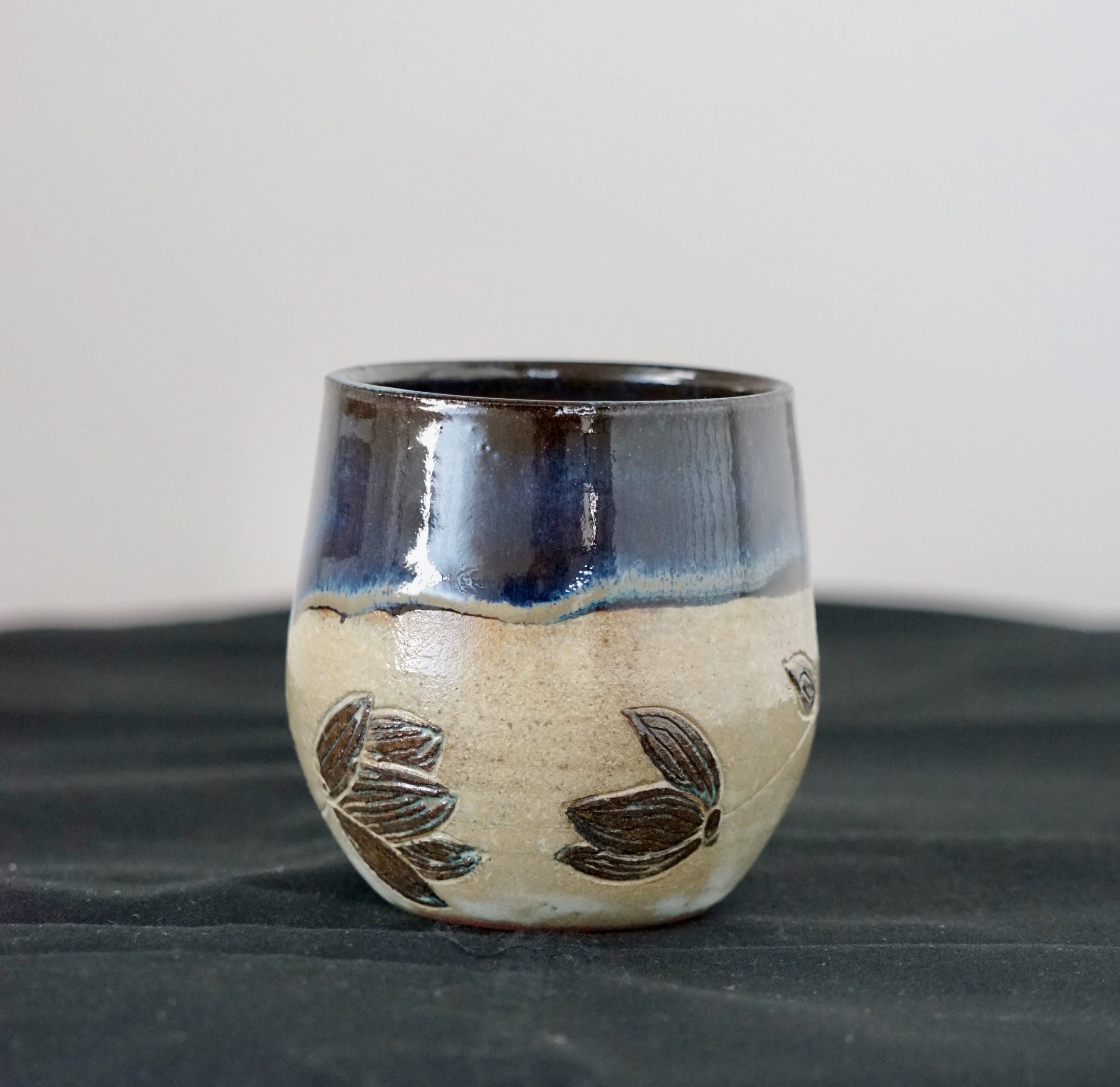 Tasse espresso en céramique (grès) avec un col irisé bleu