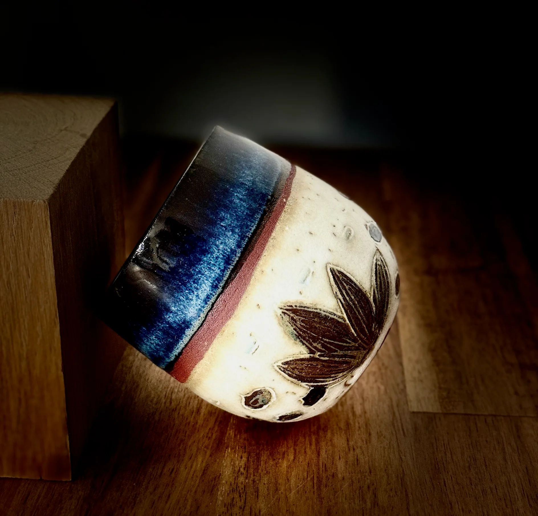 tasse en grès beige avec un col émaillé bleu irisé fabriquée en France