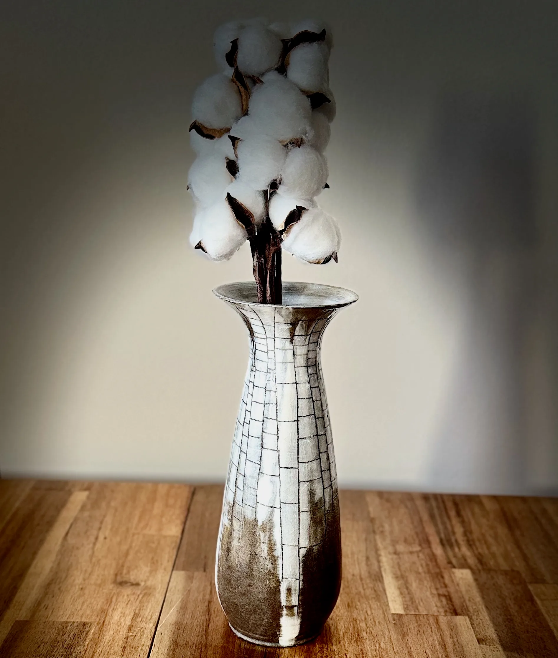 Vase en céramique (grès) contenant une tige de fleur de coton