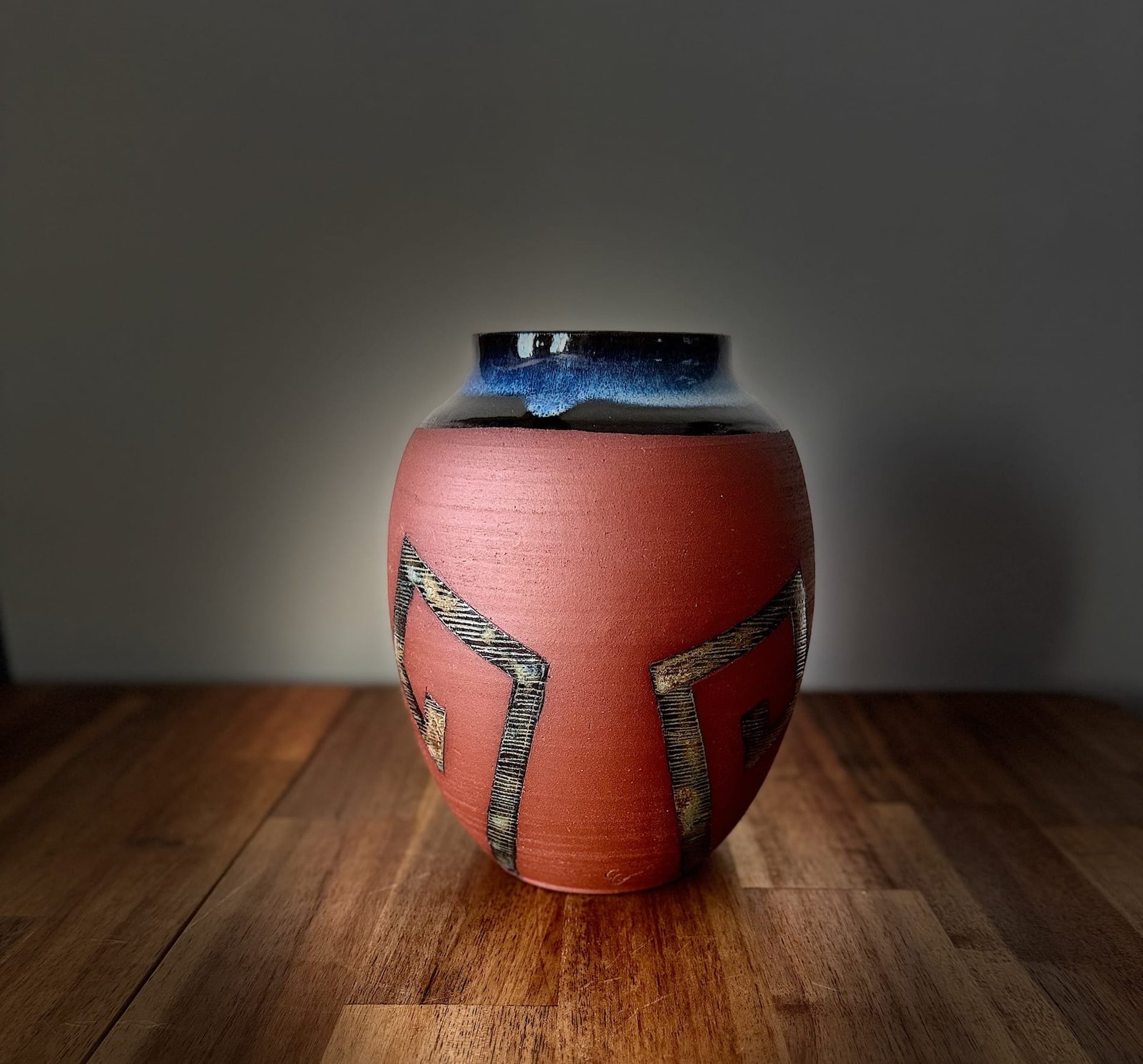 Vase en grès rouge avec un col rond bleu irisé provenant de la catégorie de l'Atelier C : NFT céramique hybride de
