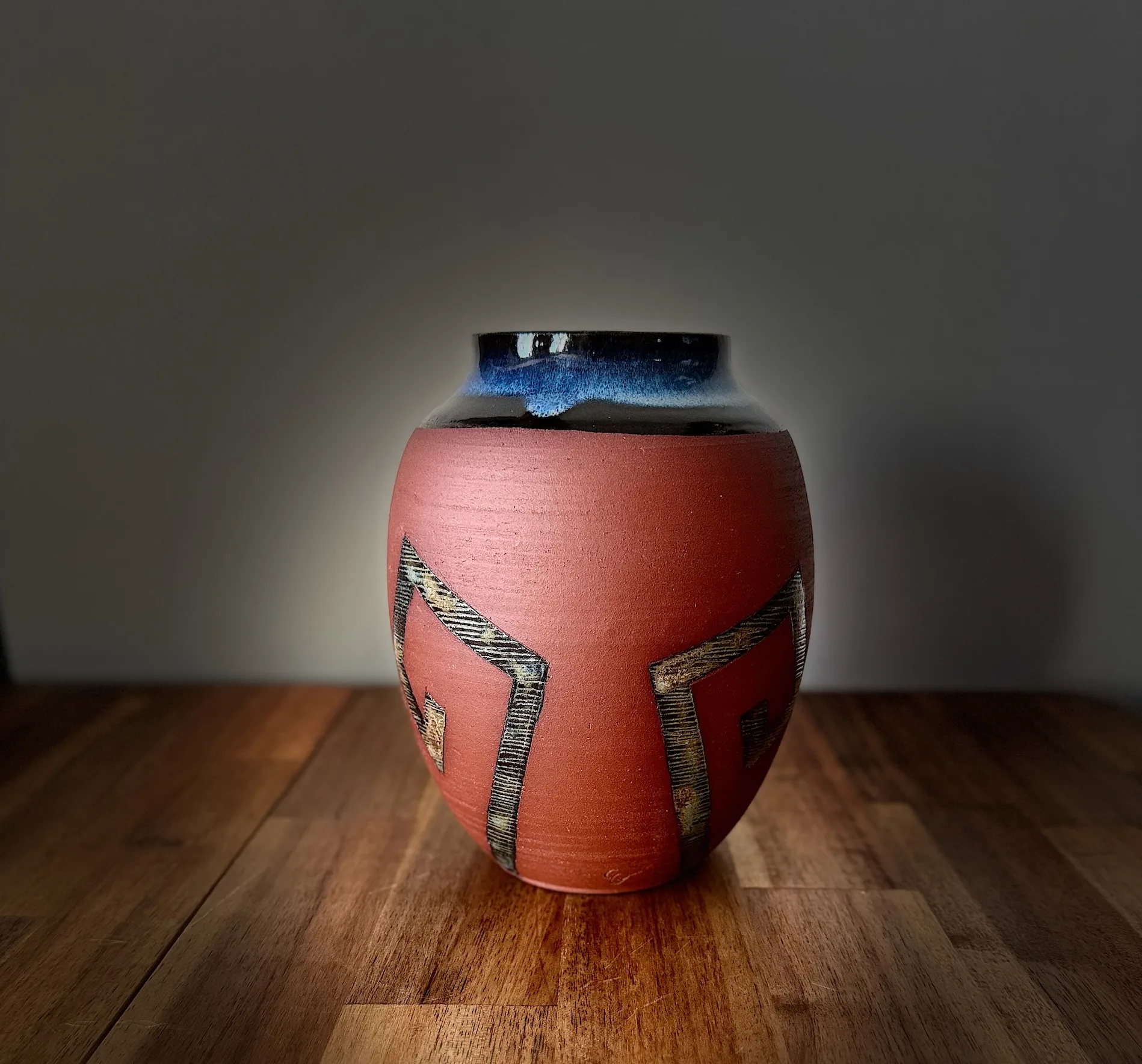 Vase en grès rouge avec un col rond bleu irisé provenant de la catégorie de l'Atelier C : NFT céramique hybride de