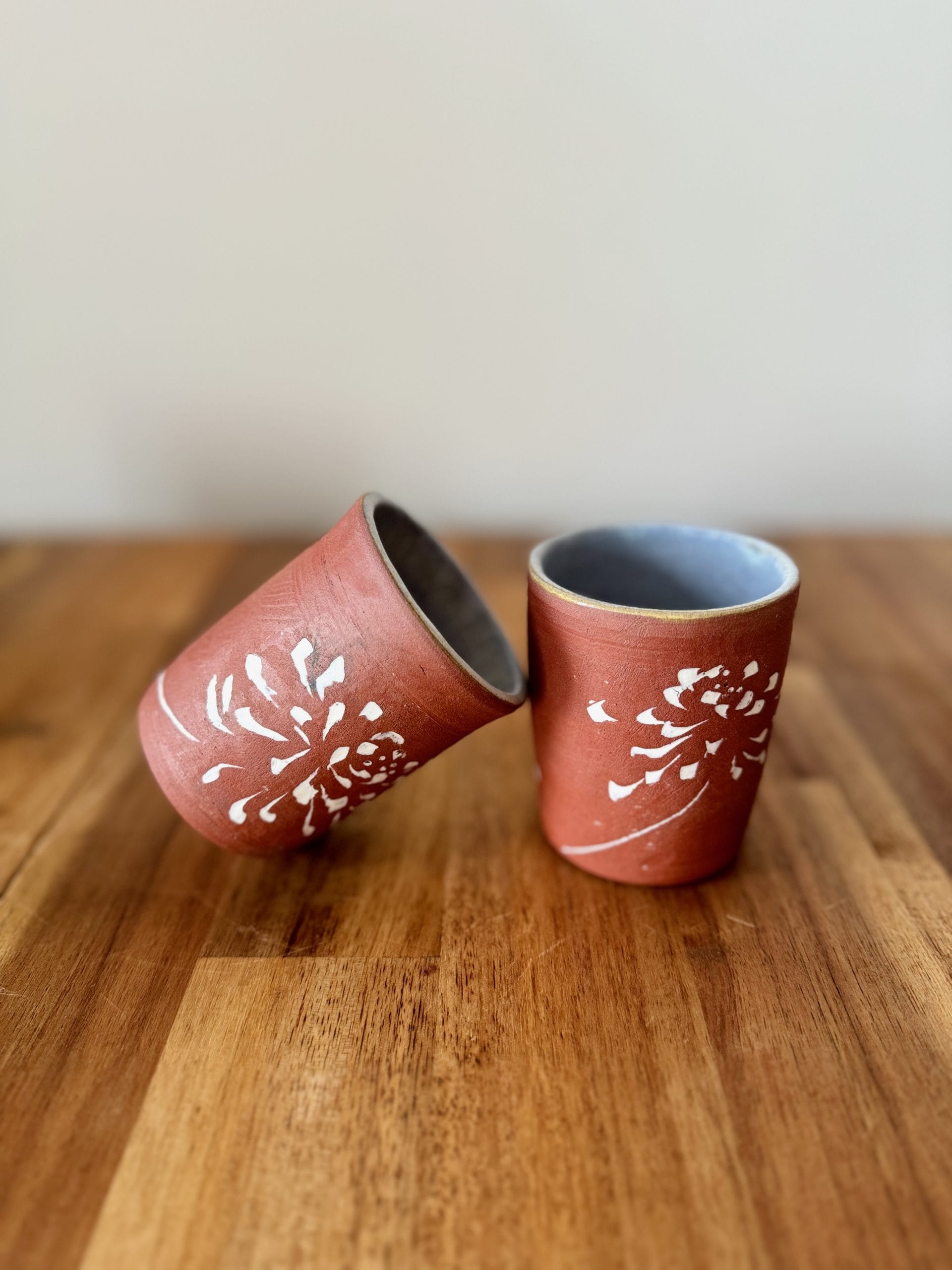 Duo de tasses en grès rouge (vue de face et incliné)