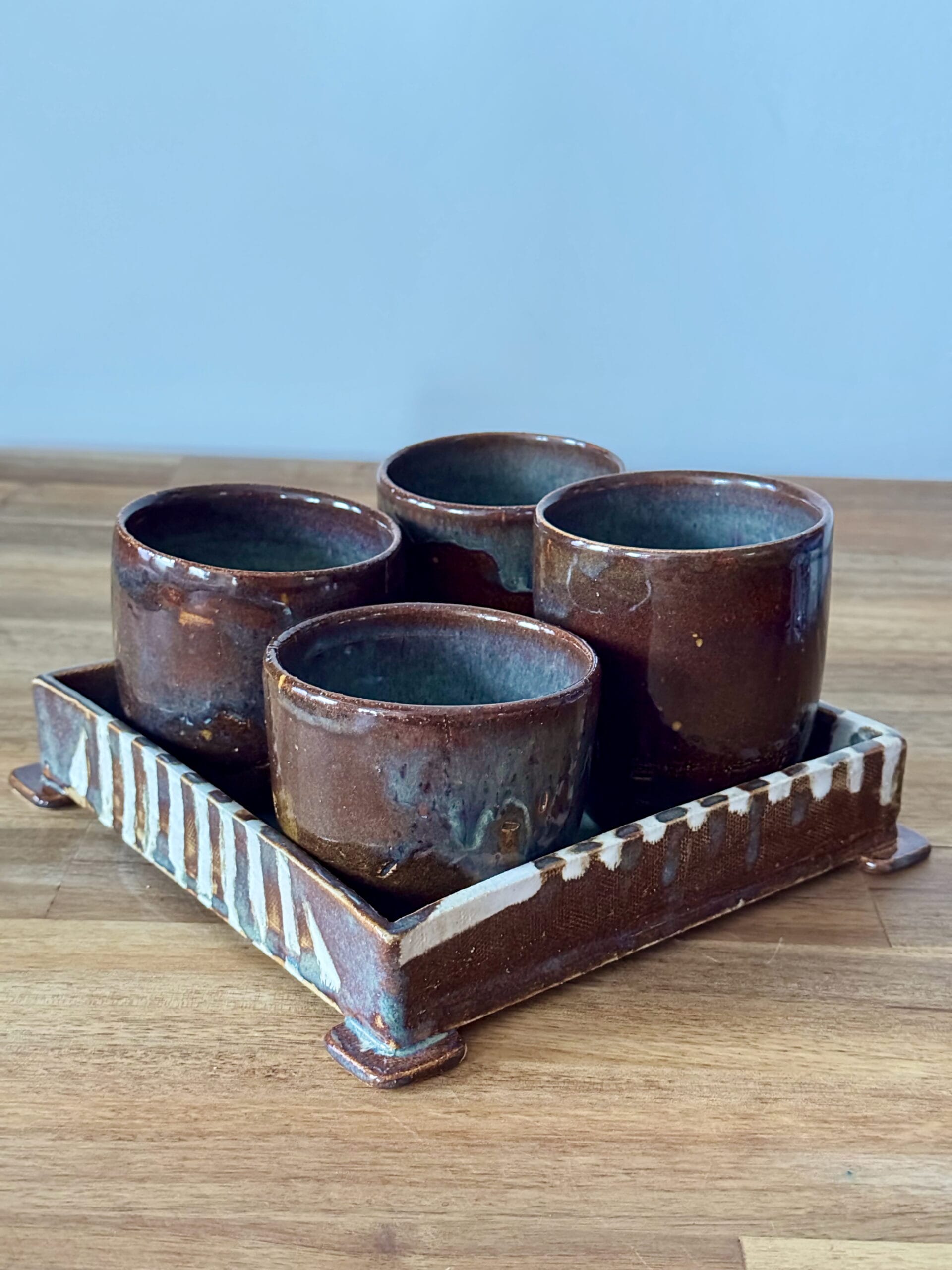 Lot de 4 tasses "Crescendo" brunes en grès avec son plateau