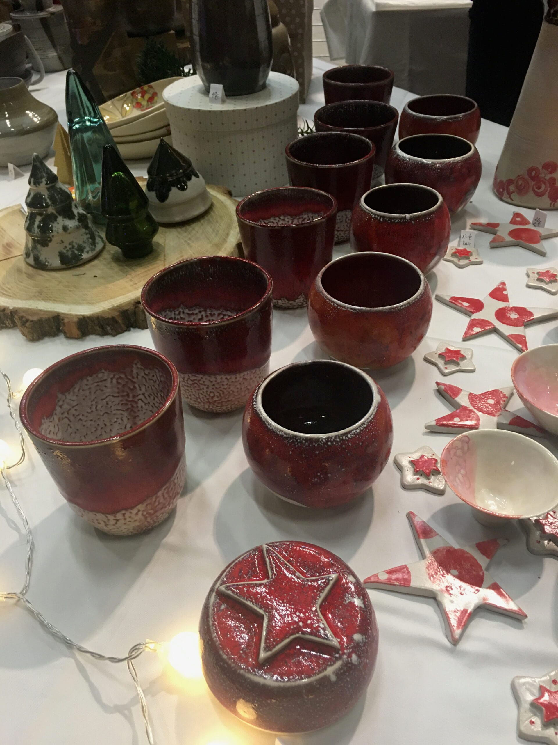 Table de Noël composées de belles céramiques (tasses, bols, vases) artisanales de l'Atelier C